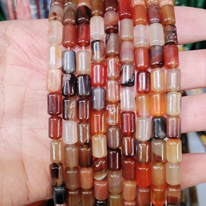 Gros plan de perles cylindriques en pierre naturelle 6x10mm pour la création de bijoux