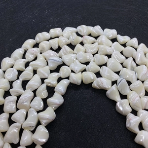 Perle di conchiglia di madreperla bianca naturale irregolari per la creazione di gioielli