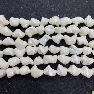 Perle di conchiglia naturale bianca irregolare con riflessi perlacei per gioielli DIY