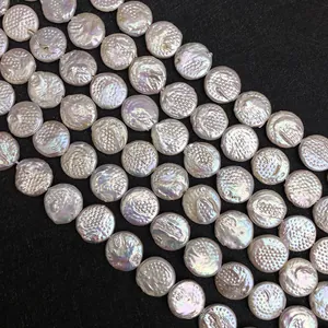 Vue macro de perles d'eau douce naturelles plates avec texture blanche irisée sur noir