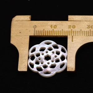 Λήψη macro από φυσική πέρλα 22mm σε σχήμα λουλουδιού με ιριδίζουσα υφή και μετρητικό παχύμετρο
