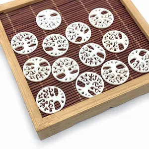 Großhandel mit 30mm Naturschalen-Anhängern mit geschnitztem Lebensbaum-Design in Weiß
