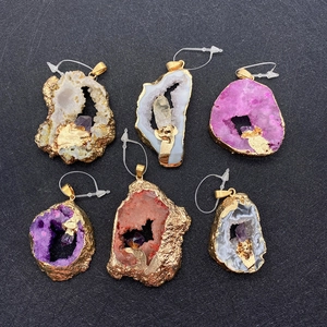 Macro-weergave van zes veelkleurige natuurlijke geode-hangers met vergulde randen