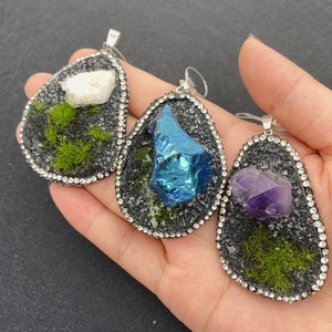 Trois pendentifs en résine et cristal naturel en forme de goutte avec zircon et mousse