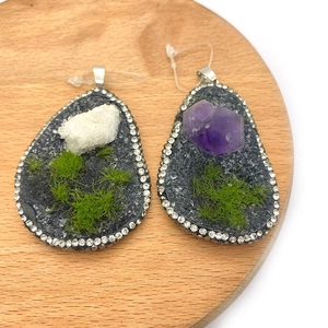 Pendentif irrégulier en résine et pierre naturelle avec cristal violet et mousse verte