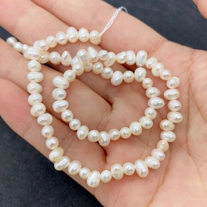 Fil de perles d'eau douce blanches naturelles pour bijoux tenu à la main pour la taille