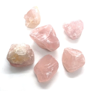 Lot de six cristaux de quartz rose brut irréguliers à la texture rose naturelle