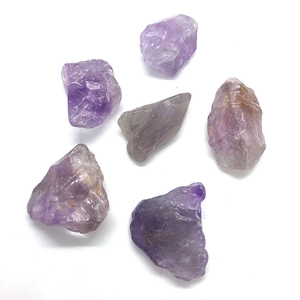 Lot de pierres naturelles d'améthyste brute aux formes irrégulières et tons violets