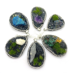 Lot de six pendentifs irréguliers en résine et pierre avec strass et cadre argenté