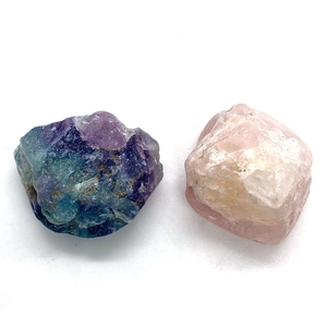 Vue détaillée de cristaux bruts d'améthyste et de quartz rose aux textures naturelles