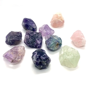 Cristaux naturels d'améthyste et de quartz rose bruts aux formes minérales variées