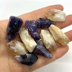 Cristaux naturels d'améthyste et citrine bruts montrant des formes minérales uniques