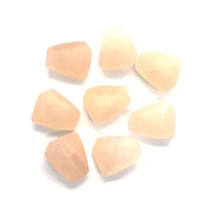 Perle in pietra naturale rosa chiaro sfaccettate in forma di scudo per gioielli fai da te
