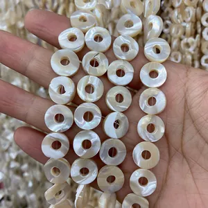 Makroansicht der natürlichen Perlmutt-Ringperlen für die DIY-Schmuckherstellung