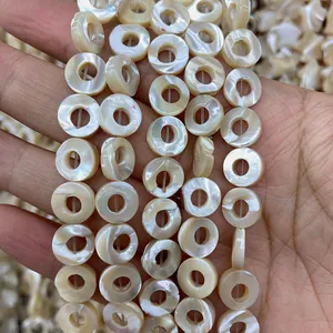 Nahaufnahme von natürlichen Perlmutt-Donut-Perlen mit irisierendem Glanz für DIY-Schmuck