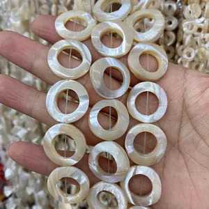 Makro-Detail von natürlichen Perlmuttschalen-Ringperlen mit irisierendem weißem Glanz