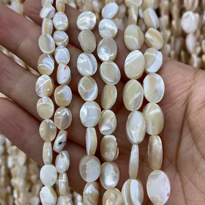 Makroaufnahme von natürlichen weißen Muschelperlen mit Perlglanz für DIY-Schmuckherstellung