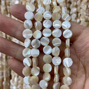 Makroaufnahme von natürlichen Perlmuttperlen in Weiß mit irisierendem Glanz für DIY-Schmuck