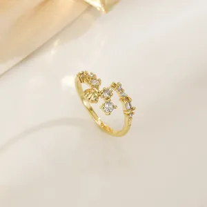 Elegante anello aperto placcato oro 18K con pietre di zircone e un delicato ciondolo a conchiglia
