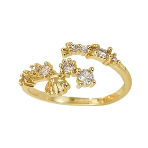 Squisito anello a conchiglia placcato in oro 18K con zirconi su sfondo bianco