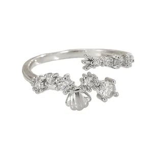 Anello elegante placcato oro 18K con zirconi, ciondolo a conchiglia e pietra principale quadra