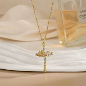 Collier croix doré exquis avec zircons micropavés et motif rose pour femme