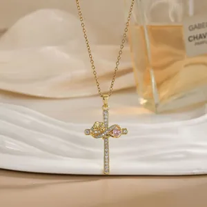 Collier croix dorée avec symbole infini, gemme cœur rose et oxydes de zirconium
