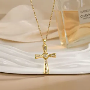 Élégant collier croix plaqué or 18 carats avec cristaux de zircon sur plateau blanc