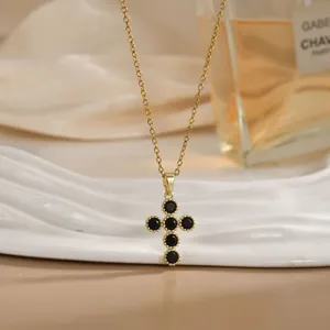 Collier vintage plaqué or avec pendentif croix serti de pierres de zircon noir