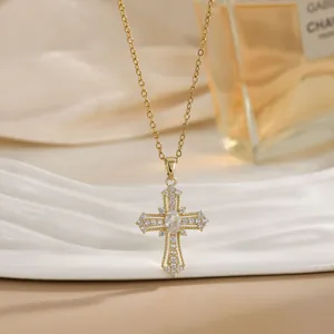 Élégant collier croix plaqué or avec zircons étincelants sur une fine chaîne dorée