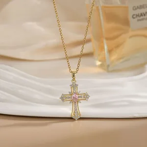 Collier croix plaqué or avec cristal rose et zircon blanc sur plateau céramique