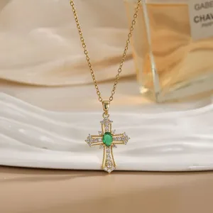 Collier croix vintage plaqué or avec zircon émeraude verte et cristaux blancs