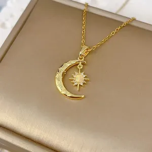 Goldene Titan Halskette mit Mondsichel- und Sonnenanhänger, besetzt mit Opal-Edelstein
