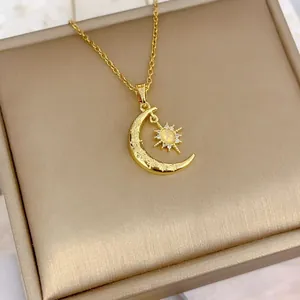 Elegante Halskette aus Gold Titanstahl mit himmlischem Sichelmond und Sternanhänger aus Opal