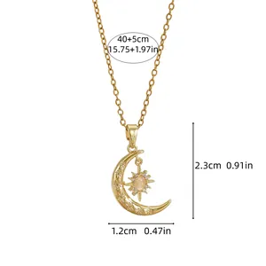 Halskette aus Gold-Titanstahl mit Mond- und Sonnenanhänger und Opal, 40+5 cm Kettenlänge