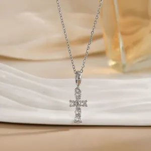 Vue détaillée d'un collier pendentif croix argenté avec des pierres de zircon