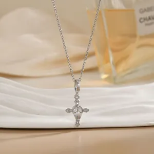 Détail d'un pendentif croix en argent avec relief Vierge Marie et zircons brillants