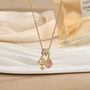 Collana in acciaio al titanio dorato con goccia rosa e ciondolo Saturno con zirconi