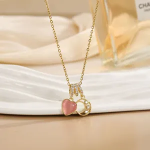 Elegante collana in titanio dorato con gemma cuore rosa e pendenti a mezzaluna con diamanti