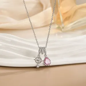 Collana minimalista in argento con zircone a goccia rosa e ciondolo pianeta stellato