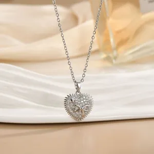 Collana con ciondolo a cuore in argento con fiocco in zirconi e oro 18K su sfondo seta