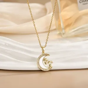 Collana con pendente a luna placcata oro 18k con zirconi intarsiati e design coppia