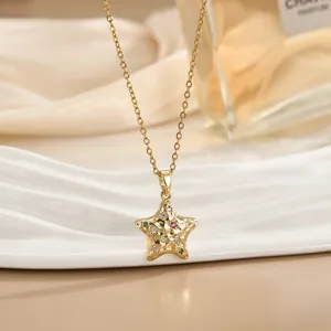 Elegante collana a stella dorata con texture martellata e zirconi colorati su seta