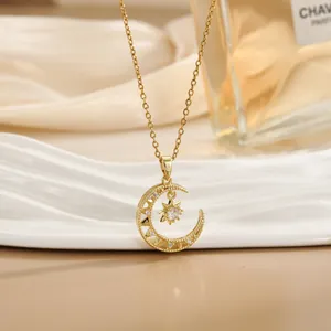 Detail van de elegante gouden ster en maan hanger ketting met fonkelende zirkonia