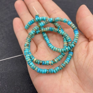 Primer plano de cuentas de piedra verde azulado de 4-6mm para hacer joyas hechas a mano