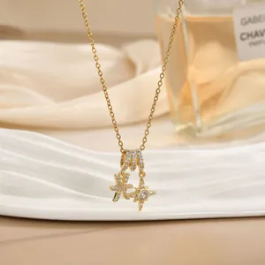 Detail van de gouden titanium ketting met sterrenhanger en Chinees karakter