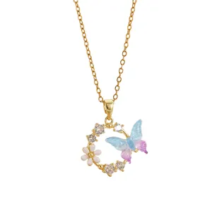 Collana romantica con farfalla colorata sfumata e ciondolo di perle per donna elegante
