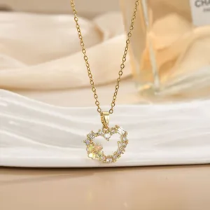 Elegante gouden titanium hartketting met zirkonia stenen en opaal bloem hanger