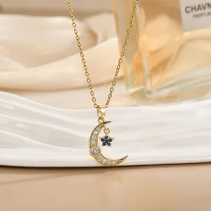 Gouden ketting met blauwe ster en maan hanger ingelegd met zirkonia stenen