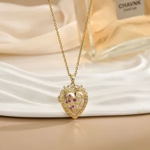 Elegante goldene Herz-Medaillon-Halskette mit rosa Edelstein und Perle auf Seide